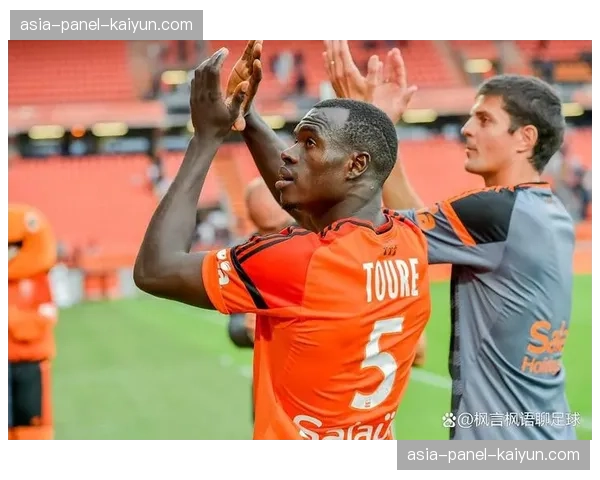 特写：洛里昂保级关键战绝杀后，老将莫莱跪地亲吻草皮