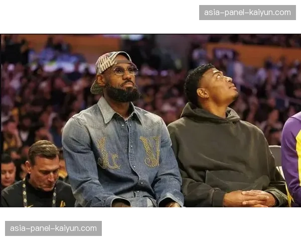 特写：伤愈复出的里斯·詹姆斯在替补席上的专注目光