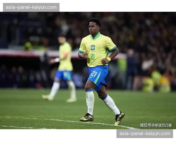 恩德里克在禁区内一脚射门击中立柱内侧弹入球网，巴黎0-1落后